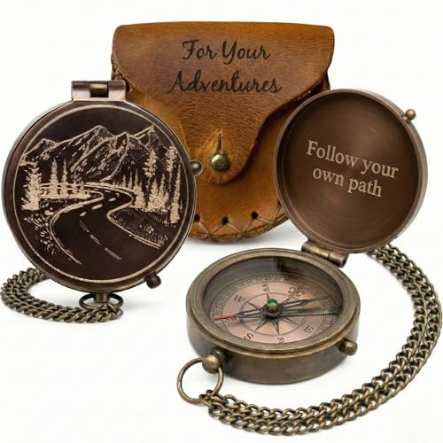 Gravierter Kompass Geschenk für Männer - Vintage Messing Taschenkompass zum Wandern, Abenteuer und Reisen - Antik Finish mit Ledertasche - Mond & Sterne oder Straße Design - Geschenk für Vater