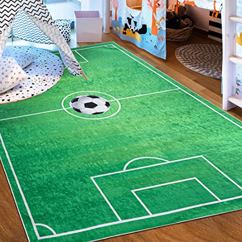 Mazovia Spielteppich Kinderzimmer 80x150cm Grün Sportplatz Pflegeleicht | Kinderteppich für Schlafzimmer Spielzimmer Jungen Maschinenwaschbar Rutschfest Allergikerfreundlich Wetterfest Kurzflor