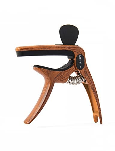 Linrax C1 Capodastre Guitare, Alliage Capo 3 en 1 avec Porte-Médiator et Extracteur de Broches de Pont, Capos pour Guitare Acoustique Guitare Electrique Basse Ukulélé Banjo Mandoline, Grain de Bois