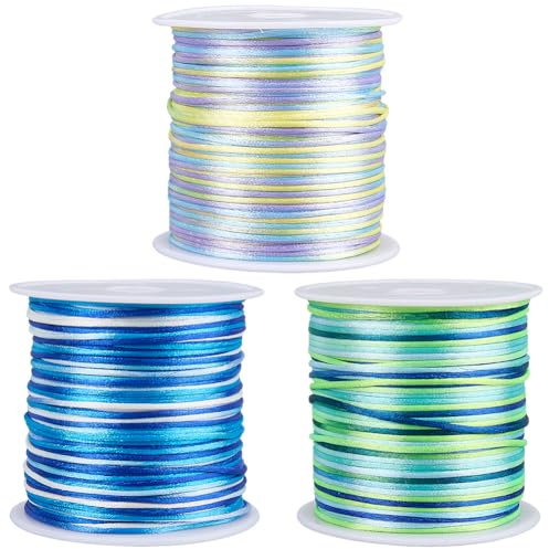SUNNYCLUE 3 rouleau de 3 couleurs 150 mètres/137 m 1mm de Cordon en Nylon pour Bijoux Perles Bleu Vert Jaune Satin Queue de Rat Macramé Corde à Tricoter pour la Fabrication de Bracelets D'Amitié Brico