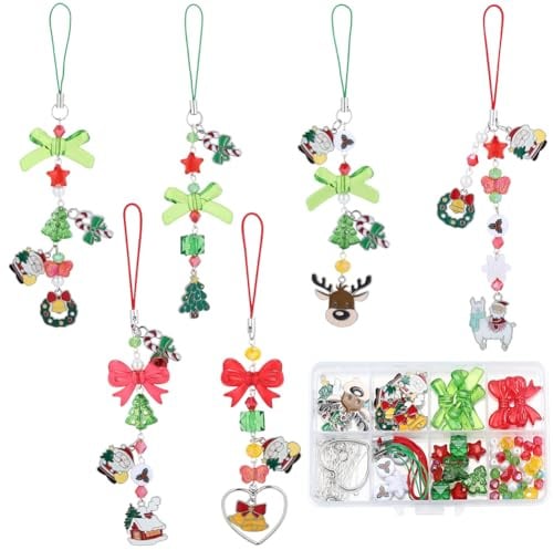SUNNYCLUE 1 Box 134 Stück DIY 6 Sets Handyanhänger Set Weihnachts Handyanhänger Weihnachtsbaum Glocke Zuckerstange Rentier Anhänger Schneeflocke Grüne Und Rote Perlen Für Frauen Und Erwachsene Handy S