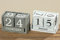 Kalender aus Würfel Dauerkalender Holz MDF farblich sortiert grau oder weiss im Retro Used Look