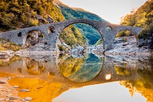 Poster-Bild 140 x 90 cm: Im Herbst in der Nähe der alten Steinbrücke in der Nähe von Ardino, Bulgarien (76237497)