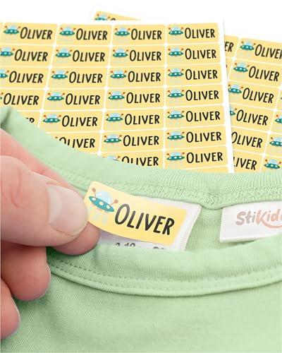 StiKiddo® 120 Stück Namensaufkleber für Kinder - Personalisierbare Namensschilder, Ideal für Kita, Schule und Kleidung, Made in Germany - Gelb