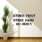 Wandaufkleber mit Zitat Cobra Kai Strike Hard No Mercy, Vinyl v106 (Gold)