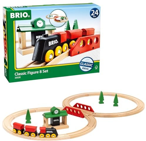 BRIO 33028 Bahn Acht Set Classic Line - Zwei Schienenkreise mit Frachtzug, Holzbahnhof und Holzbrücke - Geeignet für Kinder ab 2 Jahren