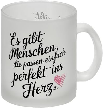 Es gibt Menschen, die passen perfekt ins Herz Glas Tasse Weiße Tasse mit schwarzem Text und geschwungenen rosa Akzenten auf weißem Hintergrund