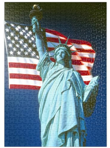 MyPuzzle Freiheitsstatue mit Amerikanischen Flagge, New York City, USA - Premium 500 Teile Puzzle - MyPuzzle Sonderkollektion von Puzzle Galaxy