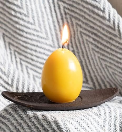tea4chill Bienenwachskerze mit Kerzenhalter aus Metall. Kerze 5,5x4cm aus 100% Bienenwachs, Honigkerze. Osterkerze, Osterdeko. Kerzenständer oval schwarz-gold aus Gusseisen
