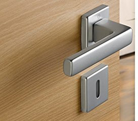 MANIGLIA PER PORTE INTERNE CON ROSETTA E BOCCHETTA FORO NORMALE MODELLO TOULON FINITURA F1 ALLUMINIO COLOR ARGENTO