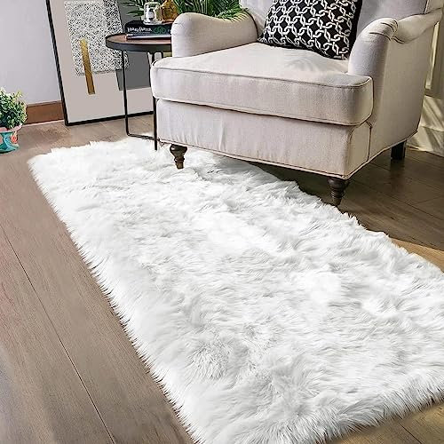 JXLOULAN Faux Lammfell Schaffell Teppich Weiß 60x120 cm, Weicher Flauschiger Teppich Wohnzimmer Deko, Longhair Fell Lammfellimitat Carpet für Stühle Sofa Schlafzimmer Kinderzimmer