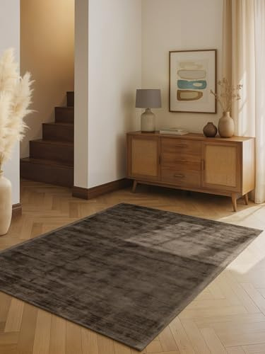 vikosa Viskose Teppich Noemi - Flauschiger Wohnzimmerteppich, Handmacht & Weich, Einfarbiges Design Handgewebt, dezenter Glanz, Kurzflor für Wohnzimmer, Schlafzimmer, Flur - Braun, 80x150 cm