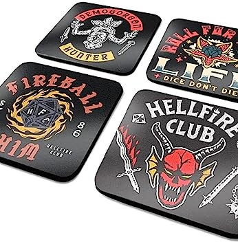 Pyramid International Stranger Things Untersetzer-Set (Hellfire Club Design) Untersetzer Set mit 4 Korkuntersetzern und Stranger Things Geschenke - Offizieller Stranger Things Merchandise, Braun, 10 x