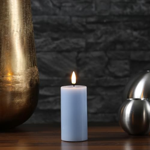 MARELIDA LED Kerze Echtwachs Deluxe Homeart Stumpenkerze mit realistischer 3D Flamme mit Wachsspiegel hellblau Indoor (D: 5cm - H: 10cm)