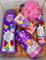 CESTA/SET Tulipán Negro Candy Fantasy Set de Baño, Gel de Ducha, Loción Corporal, Desodorante y Esponja, Fragancia Dulce, 4 Piezas