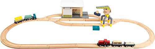 small foot 11377 Güterbahnhof aus Holz, mit LKW, Lok, Schiebetor, 360 Grad drehbarem Kran und Schienen, ab 3 Jahren