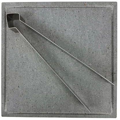 Vulcaninox | Piastra in pietra lavica refrattaria dell'etna con pinza in acciaio inox | Barbecue, forno | MADE IN ITALY (30x30x2)