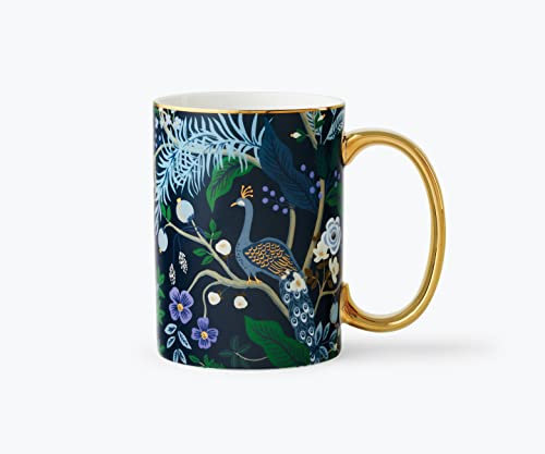 RIFLE PAPER CO. Porzellantasse mit Pfauenmotiv, 473 ml, farbige Illustration mit metallischen Goldakzenten, 11,4 cm L x 7,9 cm B, tiefes Mitternachtsblau mit vergoldetem Rand und Griff