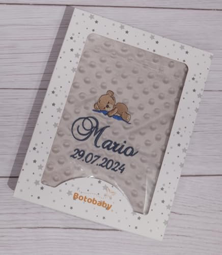 BotoBaby Personalisierte Babydecke Bestickt mit Namen & Datum – Zweilagig – Kuschelig & Weich – Geschenk zur Geburt - Kuscheldecke für Babys (Grau - Sternen + Geschenkbox, 75 x 100 cm)