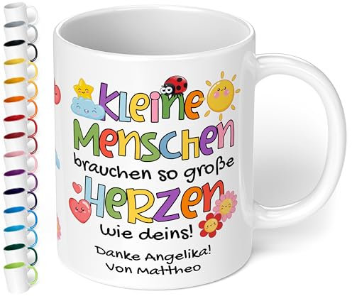 True Statements Kita Abschiedsgeschenk für Erzieher: Keramiktasse personalisiert mit Wunschtext „Kleine Menschen brauchen so große Herzen wie deins!“ - Dankeschön Kindergarten Krippe, 330ml (Weiß)