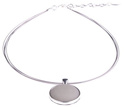 Halsreif Polly, 25mm original Polaris Cabochon in einer Fassung aus versilbertem Messing an einem Bündel aus 5 nylonummantelten Stahlfäden, handgefertigt von Adi-Modeschmuck in Berlin (hellgrau)