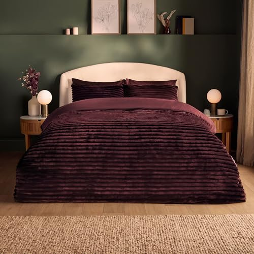 Silentnight Ribbed Faux Fur Duvet Set - Luxury Long Pile Soft Faux Fur Plush Comfort - Cosy Plushness & Warmth Duvet Cover and Pillowcase Bed Set - Button Fastening, Machine Washable, Berry, Double