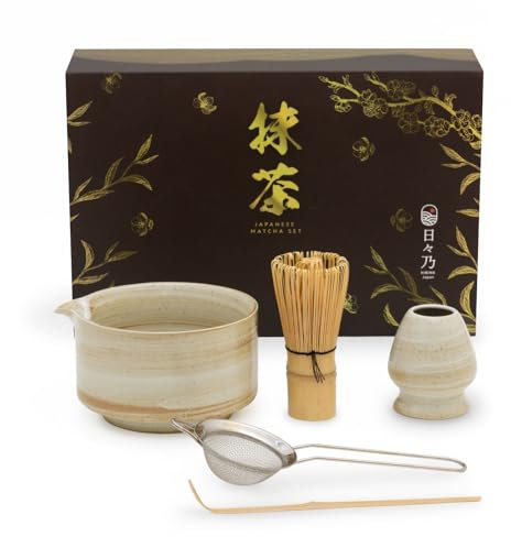 HIBINO Japanisches Matcha Set – Matcha Schale mit Ausguss, Matcha Besen & Halter, Bambus Löffel & Edelstahl-Sieb – 5-teilig – Traditionelles Matcha Kit – Design aus Japan – „Rustikales Beige“