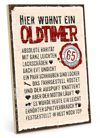 TypeStoff Holzschild mit Spruch – Hier wohnt ein Oldtimer 65 – im Vintage-Look mit Zitat als Geschenk zum Thema 65 Jahre, Geburtstag - HS-01473