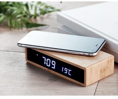 Chargeur sans fil multifonction pour smartphones avec horloge intégrée, réveil et indication de la température dans un superbe aspect bambou de notrash2003