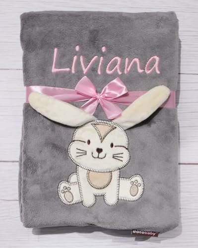 BotoBaby® - Babydecke mit Namen und Geburtsdatum - Geschenk Taufe Geburt ★ (Grau - Hase)