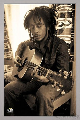 Close Up Bob Marley Poster Gitarre (66x96,5 cm) gerahmt in: Rahmen Silber