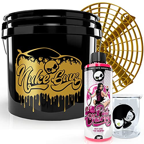 Nuke Guys Autopflege Set: Pink Cherry Autoshampoo, 500 ml + GritGuard Wascheimer Fallout - Used Look Edition 3,5 GAL ca. 12L + Grit Guard Schmutzeinsatz + 150ml Messbecher