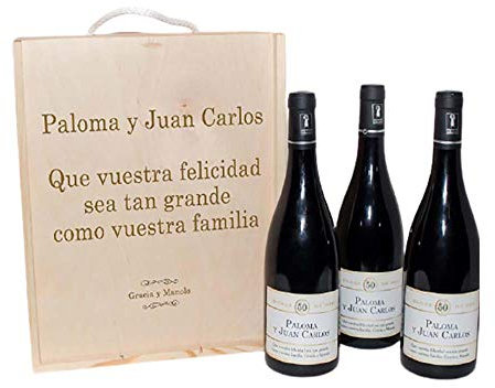 CALLE DEL REGALO: Regalo personalizado para bodas de oro: con vino personalizado con nombres, fecha y dedicatoria, en caja de madera también personalizada.