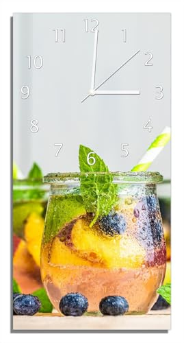 Wallario Design-Wanduhr, Acrylglasuhr Größe 30 x 60 cm, weiße Zeiger, Motiv Erfrischender Eistee mit Pfirsichen und Blaubeeren
