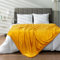 PAVILIA Senfgelbe Überwurfdecke mit Bommel für Couch, Bett, Sofa, Fleece, weich, flauschig, gemütlich, leicht, Pompon-Fransendecke, dekoratives Boho-Raum, Heimdekoration, Geschenk,