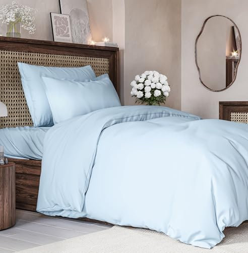 Housse de Couette 200x200 cm Bleu Clair avec 2 Taies d’Oreiller 50x80 - Parure de Lit 3 Pièces en Microfibre Douce - Fermeture Éclair et Attaches Intérieures - Anti-Froissement - Certifié Oeko-TEX