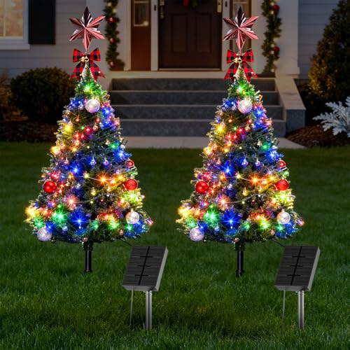 Amzxart Lot de 2 Sapins de Noël Solaires de 100 LED Decoration Noel Exterieur, Sapin Lumineux Extérieur de Noël, 8 Modes, Boules de Noël, Baies pour Décoration Jardins, Porches, Cimetières
