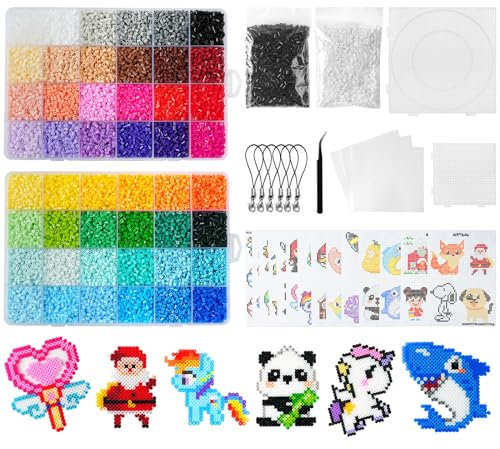 AUAUY Cuentas para Planchar, 26000pcs Cuentas y Abalorios Hama Beads, 2.6mm Kit de Cuentas de fusibles de Agua con 2 Tableros, 14 Tarjetas de Patrón, Pinzas, Papel de Planchar y 6 Llaveros