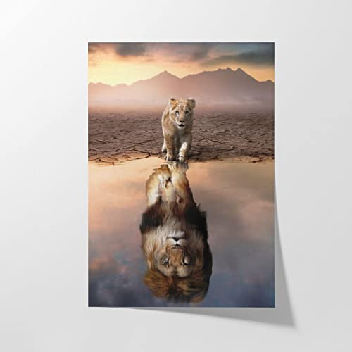 Hustling Sharks® Tierbild „Lion Reflection“ – Poster 60 × 90 cm | XXL Tierbild im Hochformat, Poster Tiere, Poster Schlafzimmer, Poster Kinderzimmer, Löwe Bild, Löwen Bilder