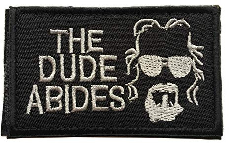 Big Lebowski The Dude Abides Pee Rug Patch Perfekt für Ihre taktische Militärausrüstung, Rucksack, Operator Baseball Cap, Teller Carrier oder Weste 5,1 x 7,6 cm Haken Patch (A-Schwarz)