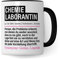 Pagma Druck Tasse Chemielaborantin lustig, Chemielaborantin Geschenk, Spruch Chemie Laborantin Kaffeebecher Geschenkidee, Kaffeetasse Beruf Labor Chemikerin Teetasse Becher