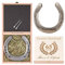 Geschenk Eiserne Hochzeit - Echtes Glückshufeisen mit Personalisierung & Geschenkbox mit Gravur aus Holz (Natur)
