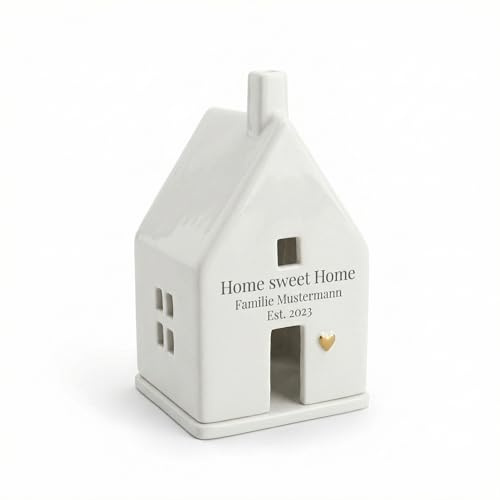 Lichthaus personalisiert 'Home Sweet Home', Porzellanhaus mit Wunschtext (Name/Datum/Botschaft), warmes Lichtobjekt für Zuhause, Weiß, 7 x 7 x 13 cm, Fenster- & Tür-Ausschnitte, Herz-Detail in Gold