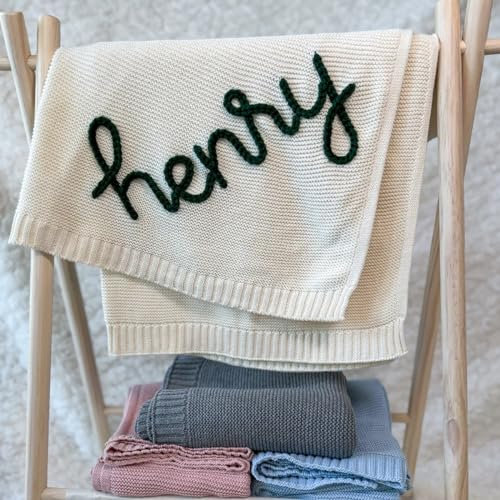 HERSTL Individuelle Handgefertigte Strickdecke Aus Baumwolle, Personalisiert, Bestickter Name, Baby Junge, Baby Mädchen, Weiche Decke, Babyparty, Atmungsaktive Kinderwagendecke(White)
