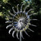 MUNCHIN Einzigartige Metall Windmühle, 3D Windbetriebene Kinetische Skulptur, Gartenstecker Windspiel, für Terrasse Rasen und Garten Dekoration,Silver