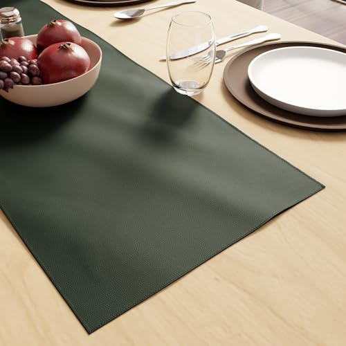 Encasa XO Kunstleder-Tischläufer, Wasserdicht 12x36 Grün | Rutschfeste Tricot-Rückseite | 0,7 mm Dicke | Abwischbar & Pflegeleicht | Hitzebeständig & Langlebig