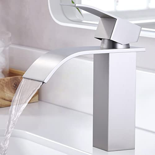 iVIGA Wasserhahn Bad Waschtischarmatur, wenig Lärm Einhandmischer Wasserfall Waschbeckenarmatur aus Edelstahl mit kalte und heiße Wasserschläuche,Gebürstetes Nickel