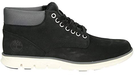 Laufen Sie mit einem Paar Chukka Boots entspannt ins Wochenende. Diese Chukkas für Herren wurden von Sneakers inspiriert.Mit ihrem außergewöhnlichen Finish geben diese lässigen Herrenstiefel Ihrem Freizeitlook einen coolen Touch. Sie zeigen sich mit einem OrthoLite®-Fußbett und unserer dreilagigen SensorFlex™-Technologie für optimalen Halt, Flexibilität und Komfort. Mit umweltfreundlichem Futter aus recycelten Plastikflaschen.Mit Premium-Nubukleder aus einer nachhaltigen LWG-geprüften Gerberei mit Silberprädikat Der Chukka Boot aus der Herrenkollektion ist ein Klassiker von Timberland und nicht nur besonders bequem, sondern hält auch ein Leben lang. Also wählen Sie Ihr Lieblingspaar Chukka Boots aus Wildleder oder Leder und starten Sie entspannt