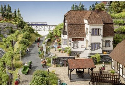 NOCH Weingut „Hauser-Bühler“, Modellbau Gebäude mit 24 Weinreben für Spur N, handkoloriert und nachhaltig