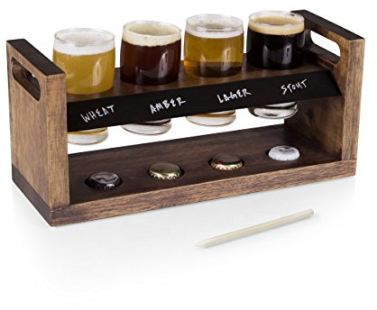 PICNIC TIME Craft Beer Flight Beverage Sampler, Beer Glasses Set, Gifts for Men, Bar Glasses Drinking Set with Carry Handles, Hollowed Areas, and Chalkboard Panel for Home and Bar, (Acacia Wood)